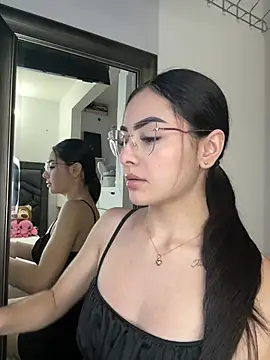 Snapshot of IslaCole chatting on February 5, 2026, 11:09 pm IslaCole online show from February 5, 2026, 11:09 pm