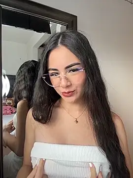 Snapshot of IslaCole chatting on February 16, 2026, 9:22 pm IslaCole online show from February 16, 2026, 9:22 pm