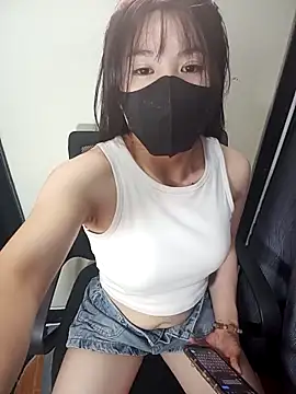 Snapshot of Cherry_Le02 chatting on February 6, 2026, 6:44 pm Cherry Le02 online show from February 6, 2026, 6:44 pm