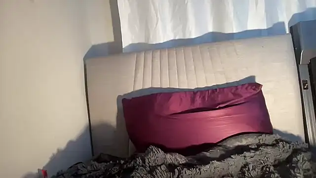 Snapshot of alyx_ chatting on April 15, 2026, 7:58 pm alyx online show from April 15, 2026, 7:58 pm