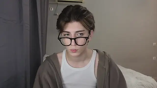 Snapshot of Oliver_star_boy_ chatting on October 25, 2025, 4:35 pm Oliver star boy  online show from October 25, 2025, 4:35 pm