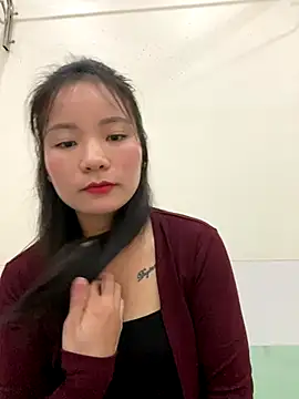 Snapshot of Bee_Yellow00 chatting on October 24, 2025, 4:53 am Bee Yellow00 online show from October 24, 2025, 4:53 am