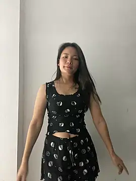 Snapshot of Bee_Yellow00 chatting on October 27, 2025, 8:24 pm Bee Yellow00 online show from October 27, 2025, 8:24 pm