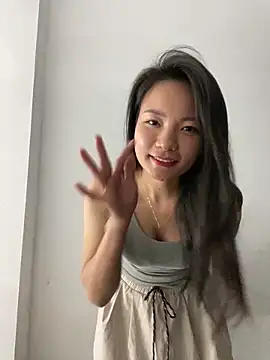 Snapshot of Bee_Yellow00 chatting on October 28, 2025, 5:04 pm Bee Yellow00 online show from October 28, 2025, 5:04 pm