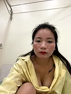 Snapshot of Bee_Yellow00 chatting on October 29, 2025, 5:10 am Bee Yellow00 online show from October 29, 2025, 5:10 am