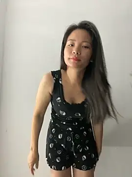 Snapshot of Bee_Yellow00 chatting on October 29, 2025, 5:14 pm Bee Yellow00 online show from October 29, 2025, 5:14 pm