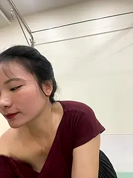 Snapshot of Bee_Yellow00 chatting on October 30, 2025, 5:20 am Bee Yellow00 online show from October 30, 2025, 5:20 am