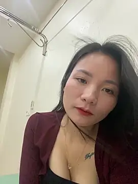 Snapshot of Bee_Yellow00 chatting on October 31, 2025, 4:35 am Bee Yellow00 online show from October 31, 2025, 4:35 am