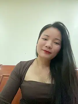 Snapshot of Bee_Yellow00 chatting on November 3, 2025, 4:47 am Bee Yellow00 online show from November 3, 2025, 4:47 am