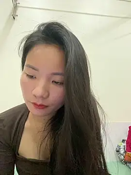 Bee Yellow00 online show from November 5, 2025, 4:45 am