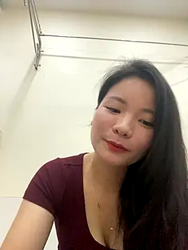 Bee Yellow00 online show from November 7, 2025, 4:23 am