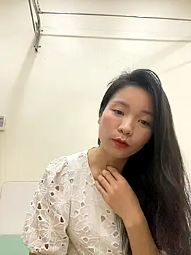 Bee Yellow00 online show from November 10, 2025, 4:33 am