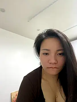 Bee Yellow00 online show from November 21, 2025, 5:55 pm