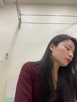 Bee Yellow00 online show from December 17, 2025, 4:18 am