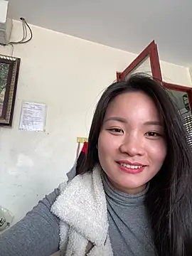 Bee Yellow00 online show from December 18, 2025, 3:56 am