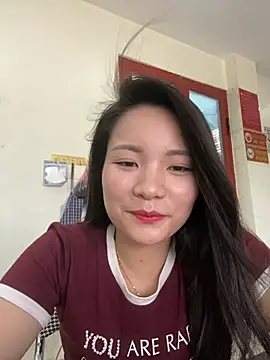 Bee Yellow00 online show from June 23, 2026, 4:54 am