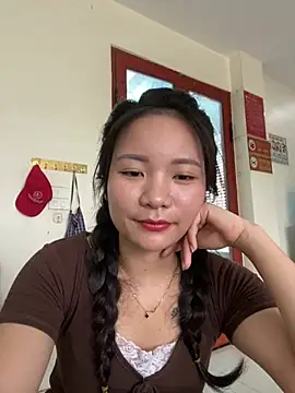 Bee Yellow00 online show from July 7, 2026, 4:37 am