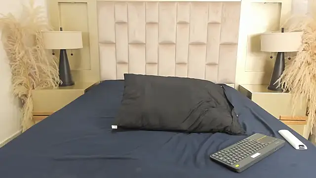 MaroxCute online show from November 24, 2025, 7:02 pm