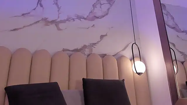 Vittoria  rossi online show from December 19, 2025, 1:29 pm