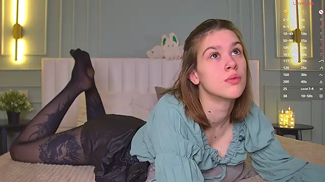 Snapshot of LoraPuffs chatting on February 16, 2026, 4:03 pm LoraPuffs online show from February 16, 2026, 4:03 pm