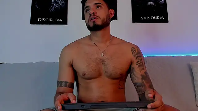AUSTINN TORRES online show from June 18, 2026, 12:11 am