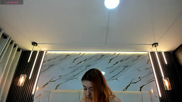 Snapshot of EmilyyRed chatting on November 13, 2025, 7:24 pm EmilyyRed online show from November 13, 2025, 7:24 pm