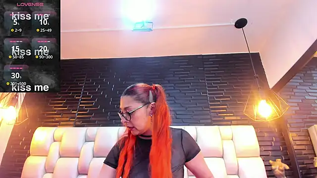 Snapshot of EmilyyRed chatting on November 14, 2025, 8:40 pm EmilyyRed online show from November 14, 2025, 8:40 pm