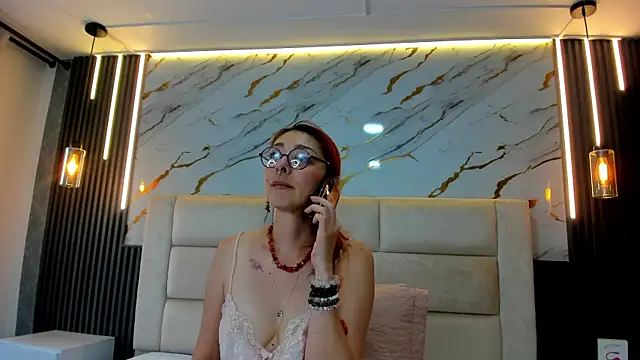 Snapshot of EmilyyRed chatting on November 26, 2025, 8:21 pm EmilyyRed online show from November 26, 2025, 8:21 pm