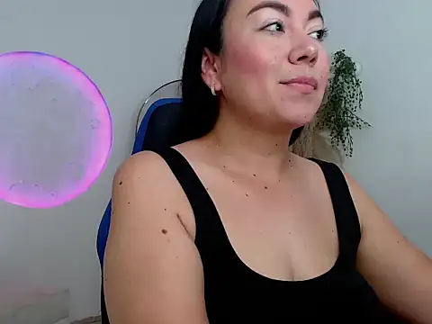 Yadis hot online show from December 2, 2025, 9:10 pm