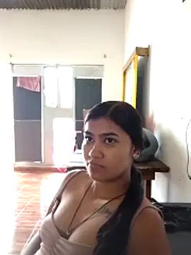 lindalatina11 online show from October 26, 2025, 2:45 pm