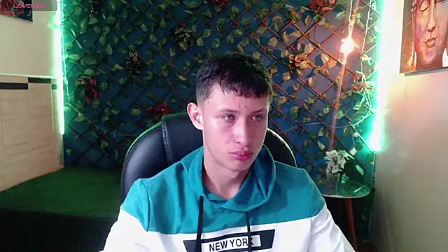 Snapshot of Garuo_18 chatting on November 28, 2025, 3:20 am Garuo 18 online show from November 28, 2025, 3:20 am