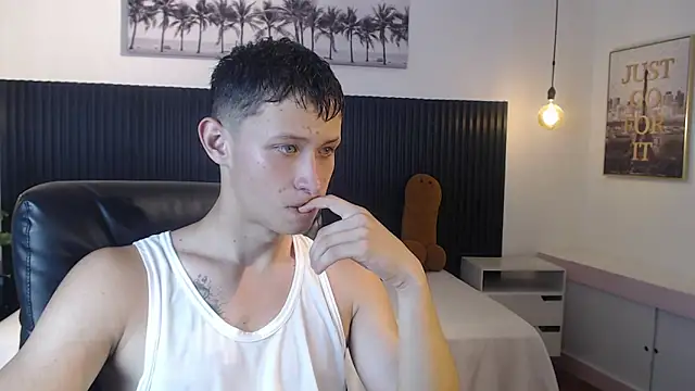 Snapshot of Garuo_18 chatting on December 1, 2025, 7:08 pm Garuo 18 online show from December 1, 2025, 7:08 pm