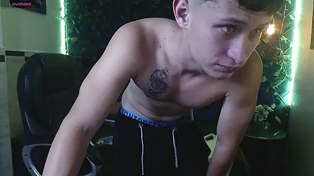 Snapshot of Garuo_18 chatting on December 3, 2025, 7:23 pm Garuo 18 online show from December 3, 2025, 7:23 pm