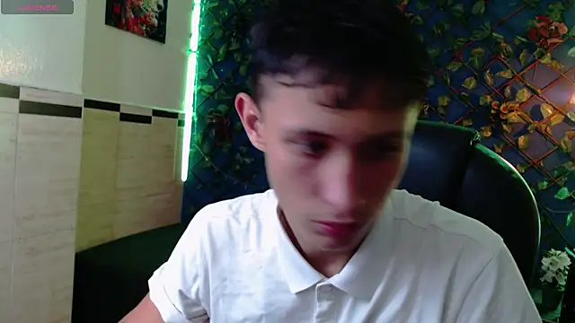 Snapshot of Garuo_18 chatting on December 17, 2025, 2:06 am Garuo 18 online show from December 17, 2025, 2:06 am