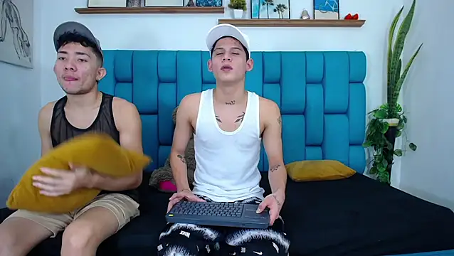 Hot Boys Latinos X online show from April 10, 2026, 5:06 pm