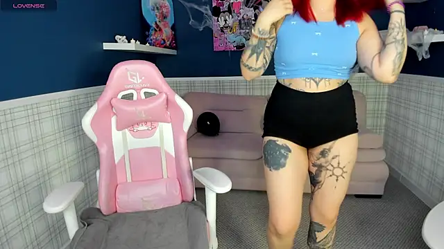 Snapshot of Susie_Reverse chatting on October 28, 2025, 9:02 am Susie Reverse online show from October 28, 2025, 9:02 am