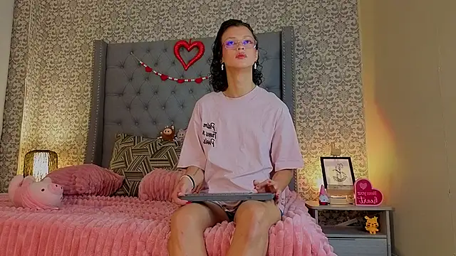 Snapshot of Indi_rave chatting on February 11, 2026, 1:05 pm Indi rave online show from February 11, 2026, 1:05 pm