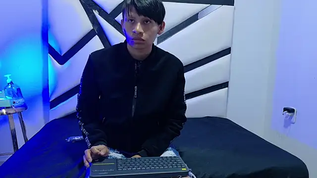 Snapshot of ALEXANDRO_BOVER chatting on November 4, 2025, 7:13 pm ALEXANDRO BOVER online show from November 4, 2025, 7:13 pm