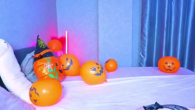 Snapshot of KittieHeart chatting on October 31, 2025, 5:47 pm KittieHeart online show from October 31, 2025, 5:47 pm