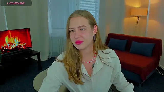 ElaraBloom online show from October 31, 2025, 1:45 pm