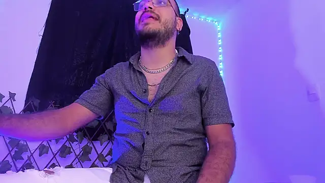 Snapshot of MarkWolfe1 chatting on October 29, 2025, 9:38 pm MarkWolfe1 online show from October 29, 2025, 9:38 pm