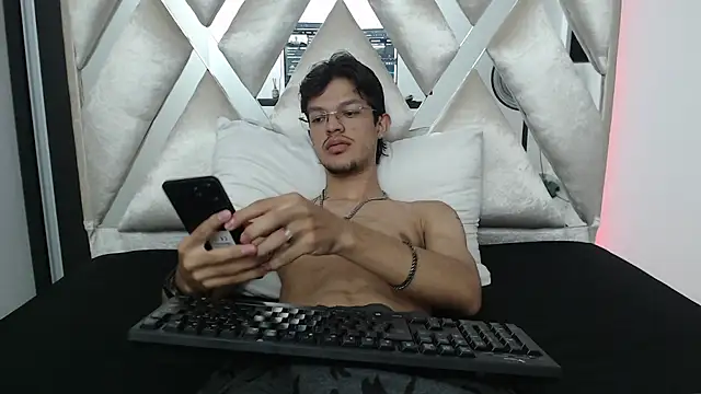 BrayanOconer08 online show from November 16, 2025, 5:35 am