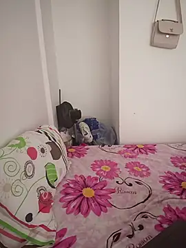 YeseniaRodriguez3 online show from December 17, 2025, 8:15 pm