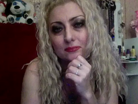 Snapshot of xHot_Amazonq chatting on November 10, 2025, 6:29 pm xHot Amazonq online show from November 10, 2025, 6:29 pm