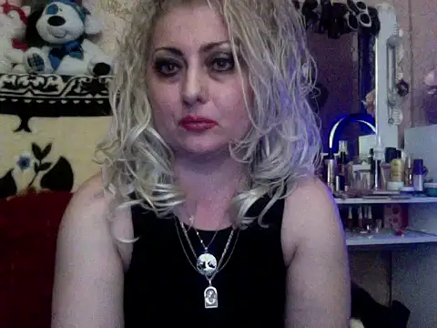 Snapshot of xHot_Amazonq chatting on November 18, 2025, 5:17 pm xHot Amazonq online show from November 18, 2025, 5:17 pm