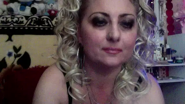 Snapshot of xHot_Amazonq chatting on December 5, 2025, 5:53 pm xHot Amazonq online show from December 5, 2025, 5:53 pm