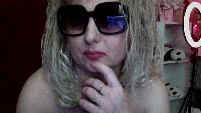 Snapshot of xHot_Amazonq chatting on February 14, 2026, 12:51 am xHot Amazonq online show from February 14, 2026, 12:51 am