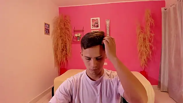 elmasmas01 online show from November 5, 2025, 4:40 pm