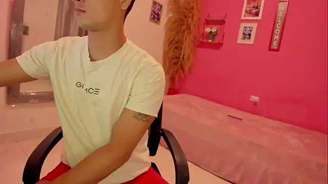 elmasmas01 online show from November 19, 2025, 11:49 pm