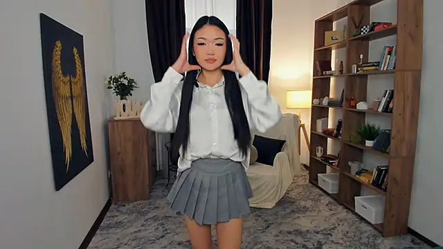 Snapshot of OnieClose chatting on November 11, 2025, 7:52 am OnieClose online show from November 11, 2025, 7:52 am